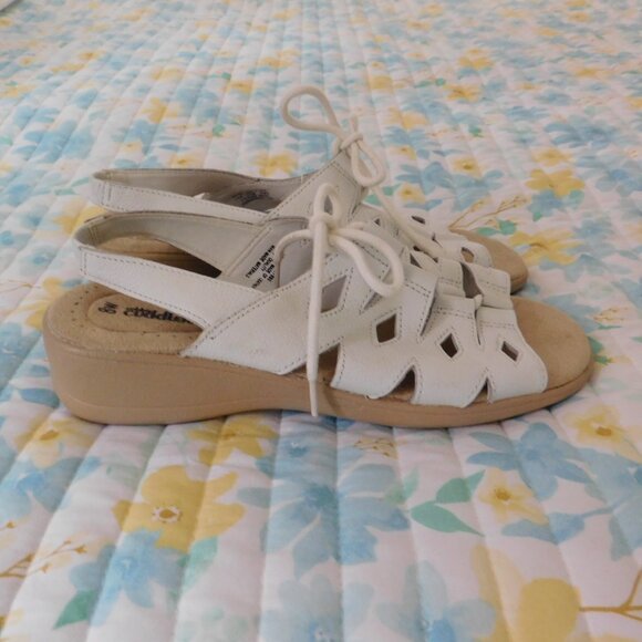 Cobbie Cuddlers White Sandals Size 8 Wide Leather Adjustable Comfort - Picture 1 of 8